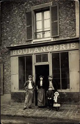 Foto Ak Frankreich, Personen vor einer Bäckerei