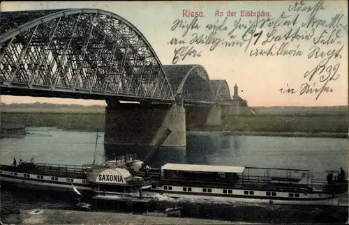 Ak Riesa an der Elbe Sachsen, An der Elbbrücke, Elbdampfer Saxonia mit klappbaren Schornstein