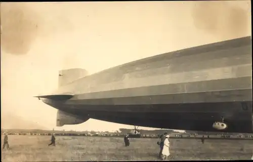 Foto Ak Zeppelin auf einer Wiese