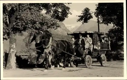 Foto Ak Personen auf einer Kutsche, Kremser