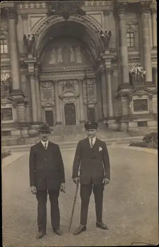 Foto Ak Berlin Mitte, Zwei Männer vor dem Dom, Portal, Student