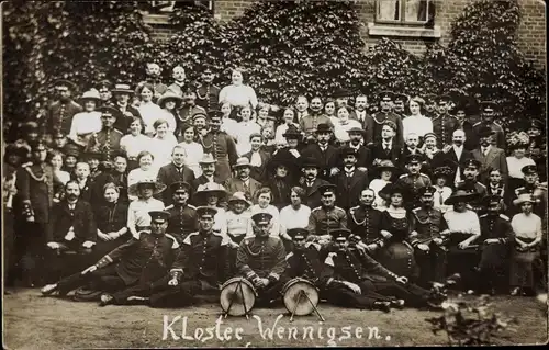 Foto Ak Wennigsen am Deister, Kloster, Gruppenbild, Trommel