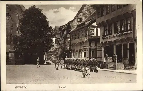 Ak Einbeck in Niedersachsen, Markt, Soldaten in Reihe, Kaiserreich