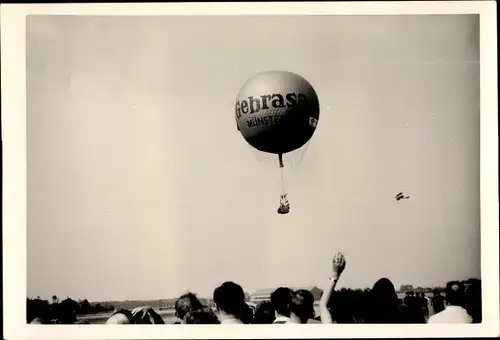 Foto Ballon Gebras über einer Ortschaft, Zuschauer