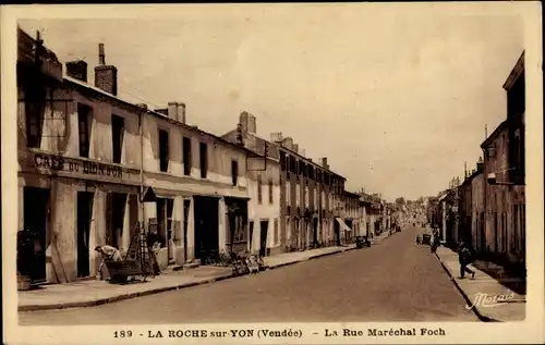 Ak La Roche sur Yon Vendee, La Rue Marechal Foch