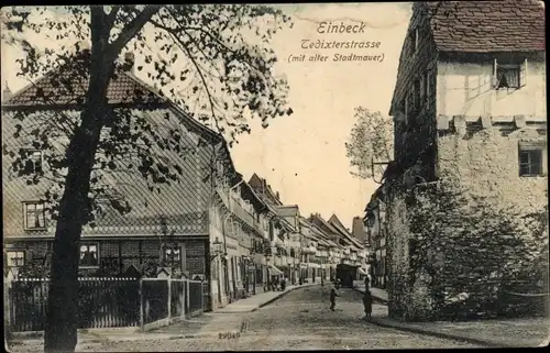 Ak Einbeck in Niedersachsen, Tedixterstraße mit alter Stadtmauer