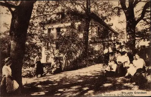 Ak Ems Bru Grandson Kanton Waadt, Frauen vor einer Villa