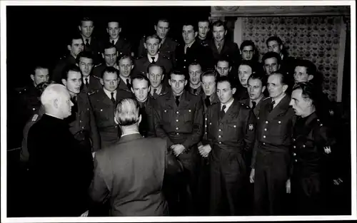 Foto Ak Politiker Otto Bennemann, Innenminister von Niedersachsen, Polizisten in Uniformen