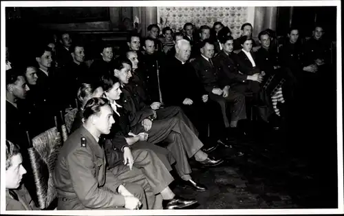 Foto Ak Politiker Otto Bennemann, Innenminister von Niedersachsen, Polizisten in Uniformen