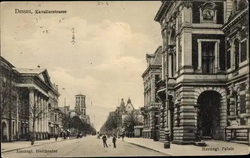 Ak Dessau in Sachsen Anhalt, Kavalierstraße, Herzogl. Hoftheater und Palais