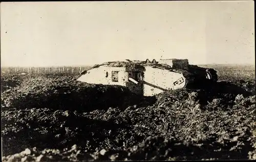 Foto Ak Zerstörter britischer Panzer, I. WK