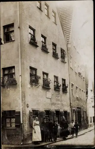 Foto Ak Augsburg in Schwaben, Straßenpartie, Handlung, Personen