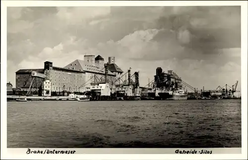 Foto Ak Brake an der Unterweser in Oldenburg, Getreidesilos, Hafenpartie