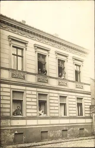 Foto Ak Treuenbrietzen in Brandenburg, Wohnhaus, Anwohner