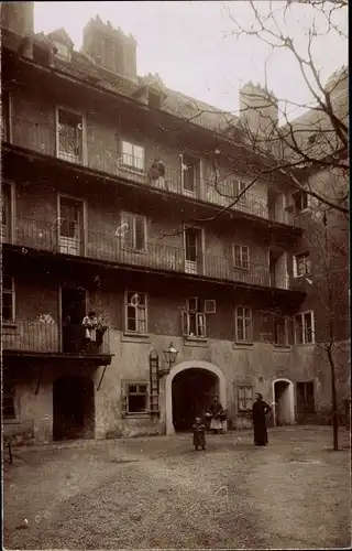 Foto Ak Wien 6 Mariahilf, Königskloster Hof, Anwohner