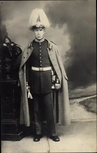 Foto Ak Deutscher Soldat in Gardeuniform, Mantel, Pickelhaube mit Federbusch