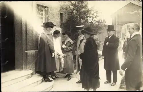 Foto Ak Männer und Frauen vor einem Gebäude, 1922