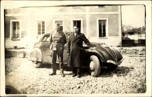 Foto Ak Soldat und Mann im Mantel vor einem Automobil, Peugeot 302