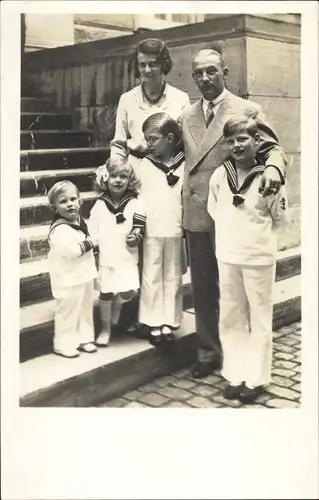 Foto Ak Familienportrait auf einer Treppe, Paar mit vier Kindern, Matrosenanzüge, Adel
