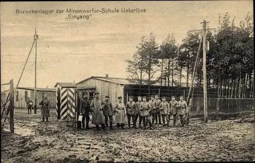 Ak Unterlüß Unterlüss Südheide, Barackenlager der Minenwerfer Schule, Eingang, Soldaten