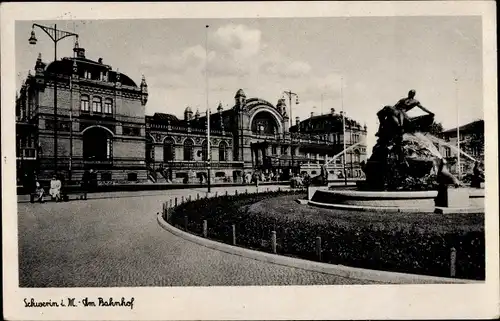 Ak Schwerin in Mecklenburg, Bahnhof, Straßenseite, Brunnen