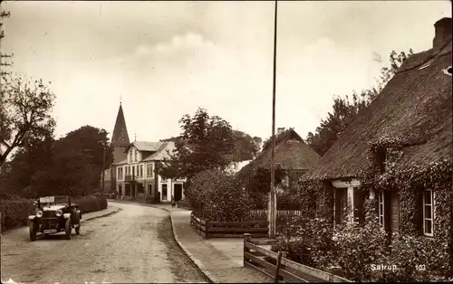 Ak Satrup Mittelangeln in Schleswig Holstein, Reethäuser, Kirche, Auto, AP 5822