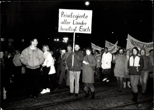 Foto Halberstadt, DDR, Demonstration 29. November 1989, Privilegierte aller Länder beseitigt euch
