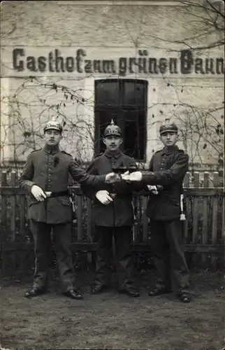 Foto Ak Kargowa Karge Unruhstadt Ostbrandenburg, Dt. Soldaten in Uniform, Gasthof zum grünen Baum
