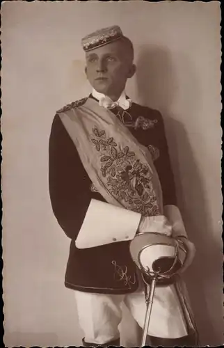 Studentika Foto Ak Student, Chargierter im Wichs mit Cerevis, Degen, Standportrait