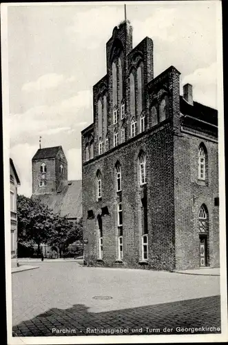 Ak Parchim in Mecklenburg Vorpommern, Rathausgiebel und Georgenkirche