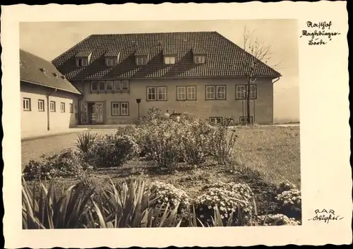 Ak Magdeburg in Sachsen Anhalt, Rasthof Magdeburger Börde, Außenansicht, Blumenbeet