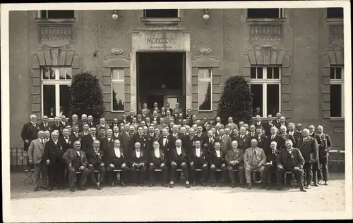 Foto Ak 1926, Görlitz in der Lausitz, Stadt- u. Musikhalle, Architekt Bernhard Sehring, Gruppenbild