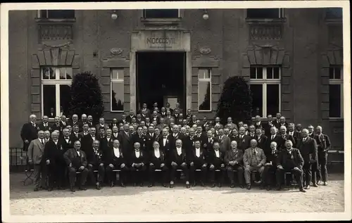 Foto Ak 1926, Görlitz in der Lausitz, Stadt- u. Musikhalle, Architekt Bernhard Sehring, Gruppenbild