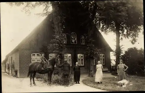 Foto Ak  Poggensee Schleswig Holstein, Haus mit Garten, Pferd, Anwohner