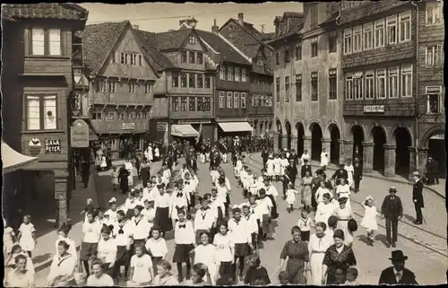 Foto Ak Wolfenbüttel in Niedersachsen, Mädchen in Matrosenanzügen bei einem Umzug