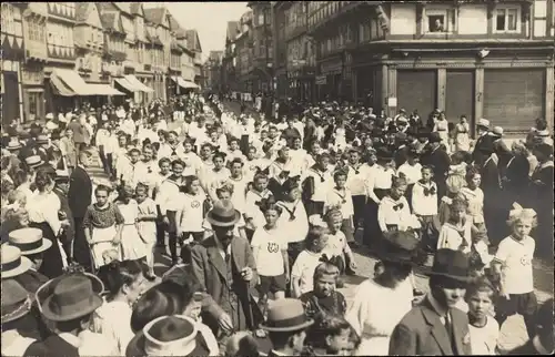 Foto Ak Wolfenbüttel in Niedersachsen, Mädchen in Matrosenanzügen bei einem Umzug