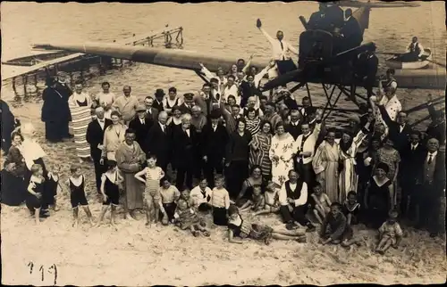 Foto Ak Timmendorfer Strand, Badegäste am Strand, Wasserflugzeug, früher Bäderflugverkehr