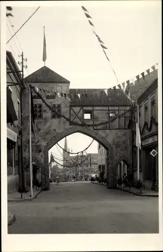 Foto Leisnig in Sachsen, Straßenpartie, Tor, Festschmuck