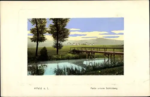 Ak Alfeld an der Leine, Partie unterm Schlehberg, Brücke, Panorama vom Ort