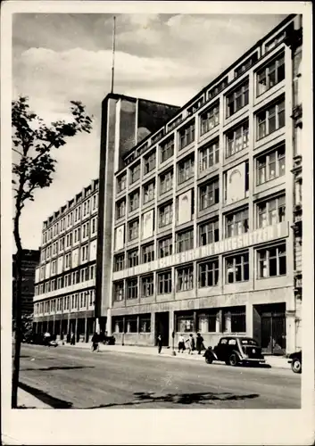 Ak Berlin Mitte, FDGB Haus in der Wallstraße, Straßenpartie