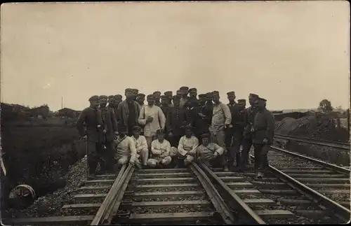 Foto Ak Deutsche Soldaten in Uniformen, Gruppenbild, Bahnschienen, Kaiserzeit