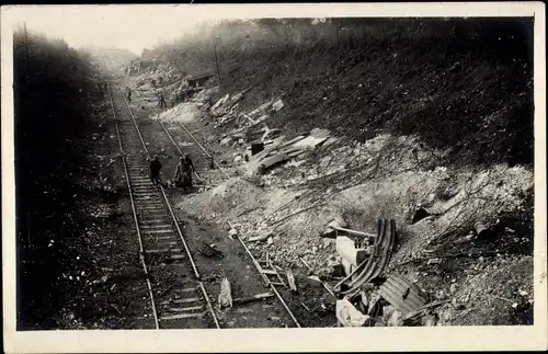 Foto Ak Deutsche Soldaten, Bahnschienen, Wald, Kaiserzeit, Verkehrsunfall