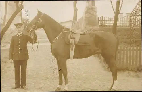 Foto Ak Mann in Uniform, Pferd, Sattel, Zaumzeug