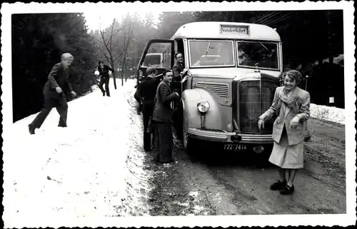 Foto Ak Autobus, Fahrgäste, Sonderfahrt, Winter, Straße