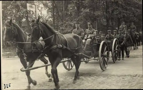 Foto Ak Deutsche Soldaten beim Marschieren, Kutsche, Pferde, Kaiserzeit