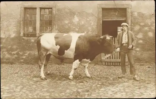 Foto Ak Bauer, Stier, Landwirtschaft, Bauernhaus