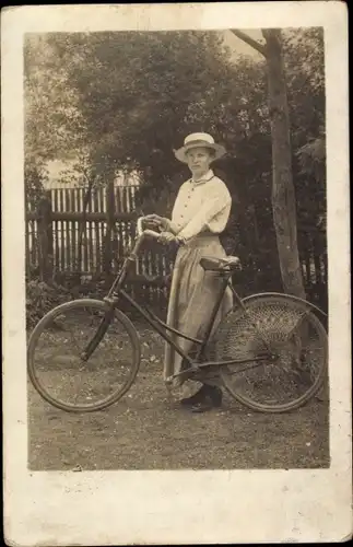 Foto Ak Frau mit Fahrrad, Radfahrerin
