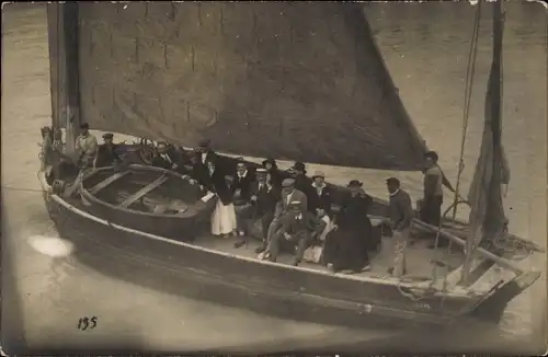 Foto Ak Personen in einem Segelboot, Gruppenaufnahme