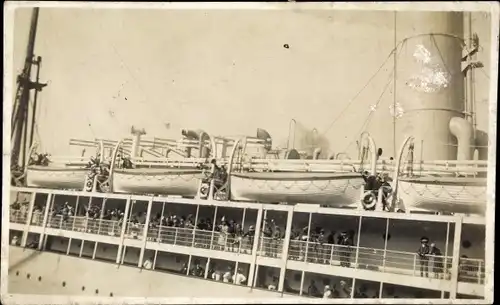 Foto Ak Teilansicht von einem Dampfer, Rettungsboote, Passagiere