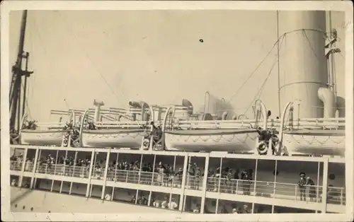 Foto Ak Teilansicht von einem Dampfer, Rettungsboote, Passagiere